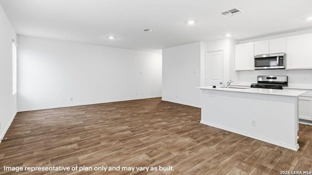 Spacious, unfurnished interior of a new home in Blue Ridge Ranch, San Antonio (Image 27).