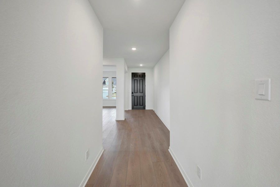 Spacious, unfurnished interior of a new home in Beacon Point at Lago Mar 50’ Homesites, Texas City (Image 26).