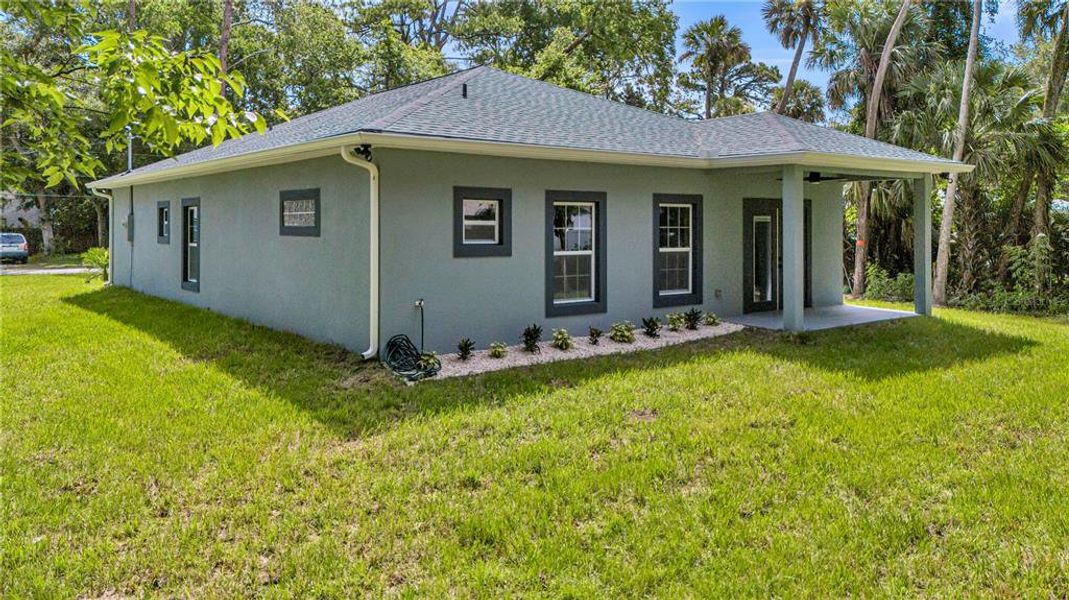 Exterior details and patio area of a home in , Daytona Beach (Image 19).