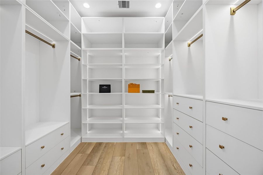 Spacious, unfurnished interior of a new home in , Houston (Image 23).