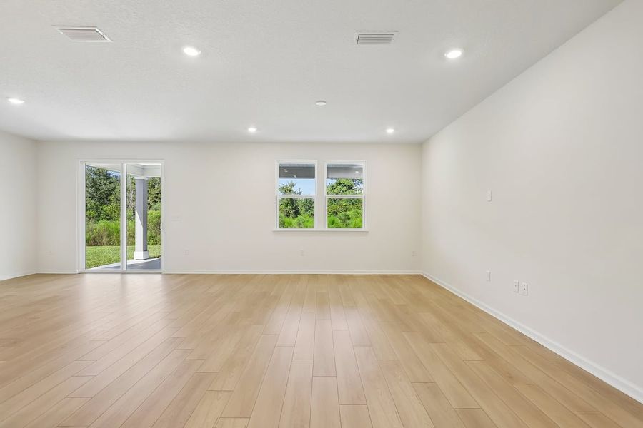 Spacious, unfurnished interior of a new home in Hawkes Meadow, Jacksonville (Image 13).