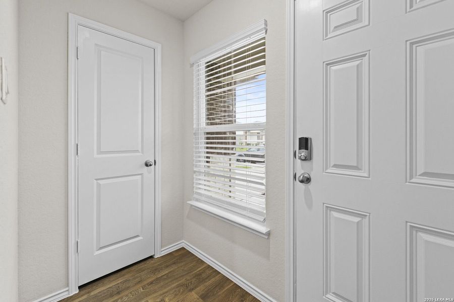 Spacious, unfurnished interior of a new home in Stonehill, San Antonio (Image 10).