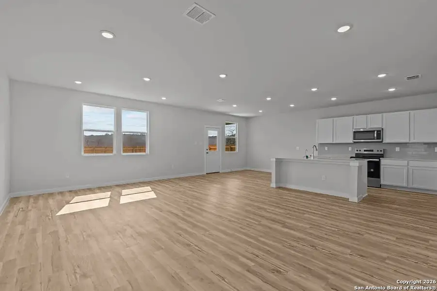 Spacious, unfurnished interior of a new home in Summerlin, San Antonio (Image 15).