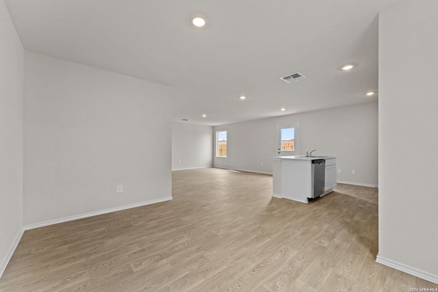 Spacious, unfurnished interior of a new home in Bollinger, Uhland (Image 14).