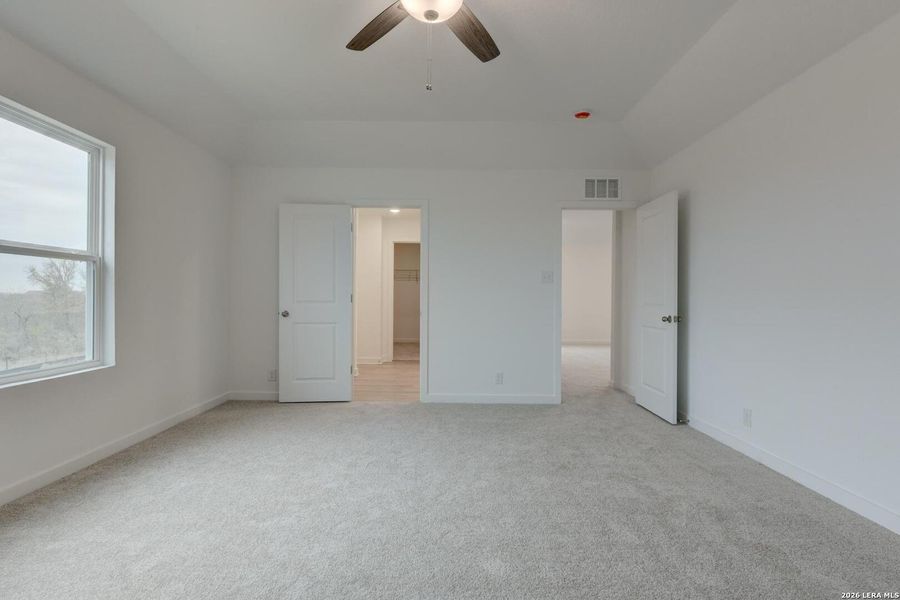 Spacious, unfurnished interior of a new home in Nopal Valley, San Antonio (Image 11).