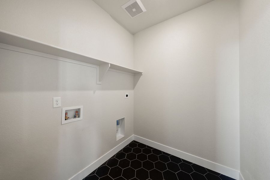 Spacious, unfurnished interior of a new home in Trumark Homes at Sterling Ranch, Littleton (Image 33).