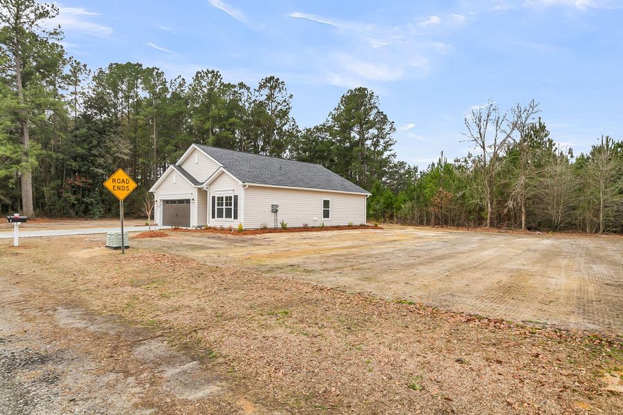 Exterior details and patio area of a home in , Moncks Corner (Image 4).