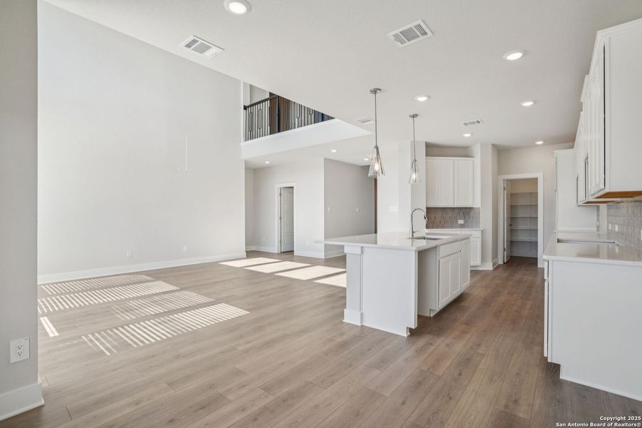 Spacious, unfurnished interior of a new home in Carmel Ranch, Schertz (Image 15).