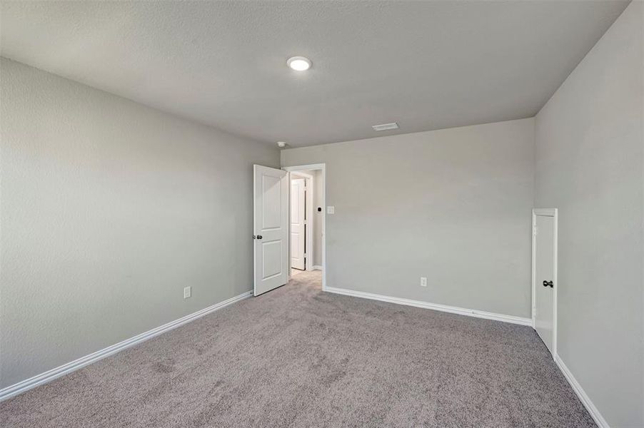 Spacious, unfurnished interior of a new home in Lily Creek at Sutton Fields, Aubrey (Image 28).