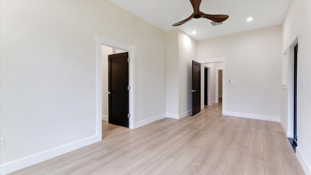 Spacious, unfurnished interior of a new home in , Conroe (Image 28).