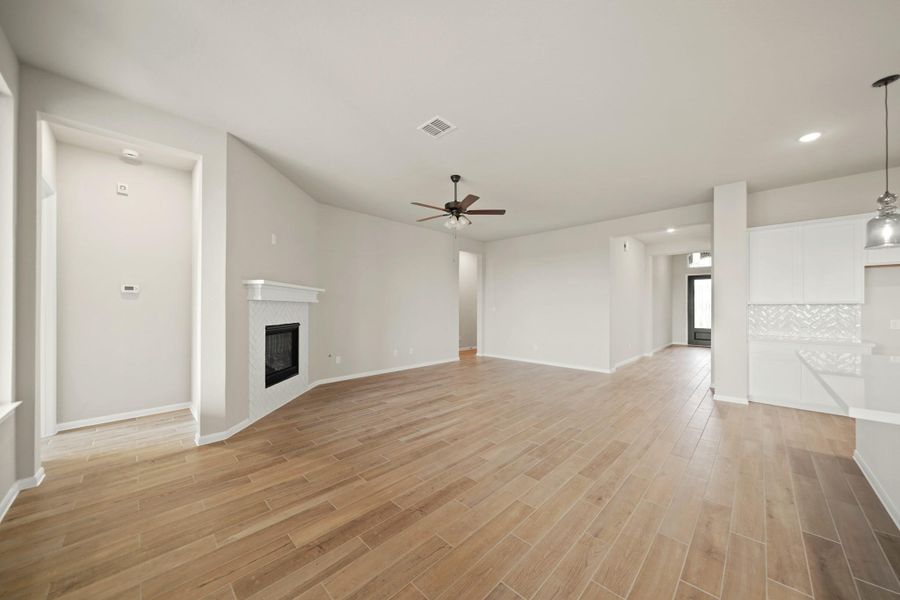 Bright and airy living space (*Photo not of actual home and used for illustration purposes only.)