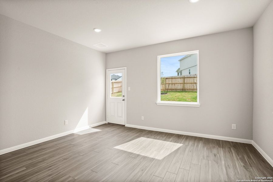 Spacious, unfurnished interior of a new home in Cinco Lakes, San Antonio (Image 12).