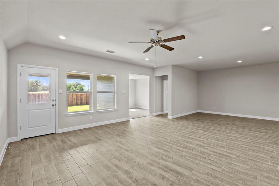 Spacious, unfurnished interior of a new home in Sandstone Estates, Granbury (Image 21).