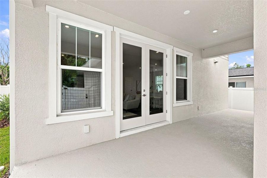 Exterior details and patio area of a home in , St. Petersburg (Image 28).