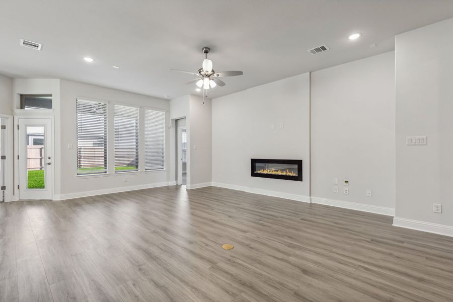 Spacious, unfurnished interior of a new home in Summer Crest, Fort Worth (Image 12). Spacious, unfurnished interior of a new home in Summer Crest, Fort Worth (Image 12).