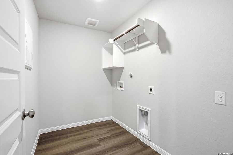 Spacious, unfurnished interior of a new home in Timber Creek, San Antonio (Image 18).