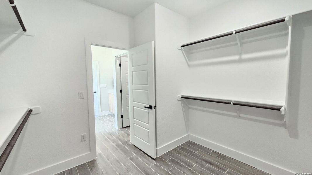 Spacious, unfurnished interior of a new home in , Atascosa (Image 38).