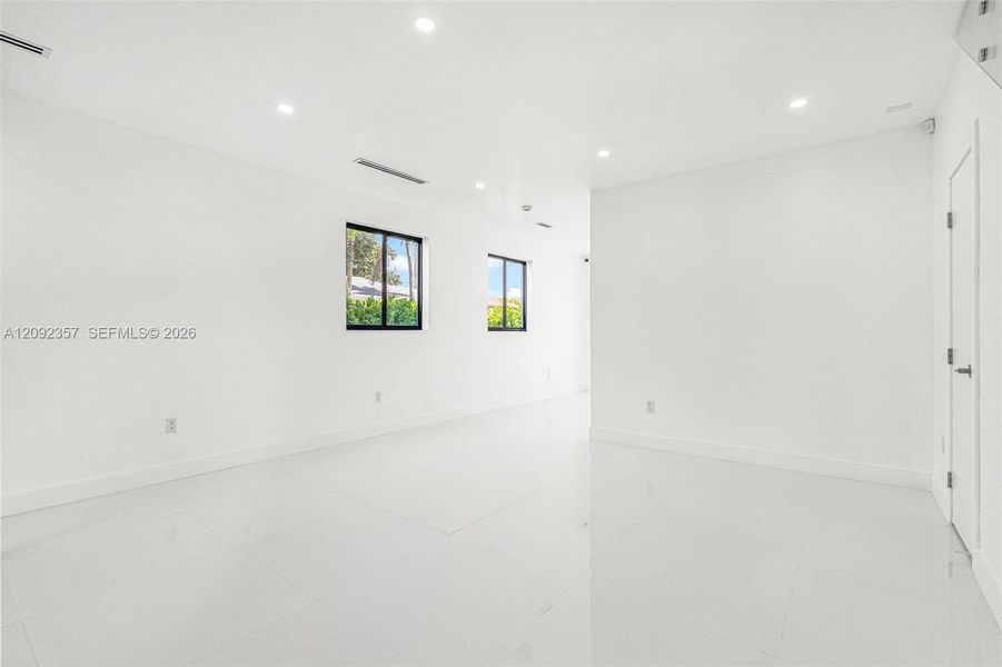 Spacious, unfurnished interior of a new home in , Miami (Image 33).