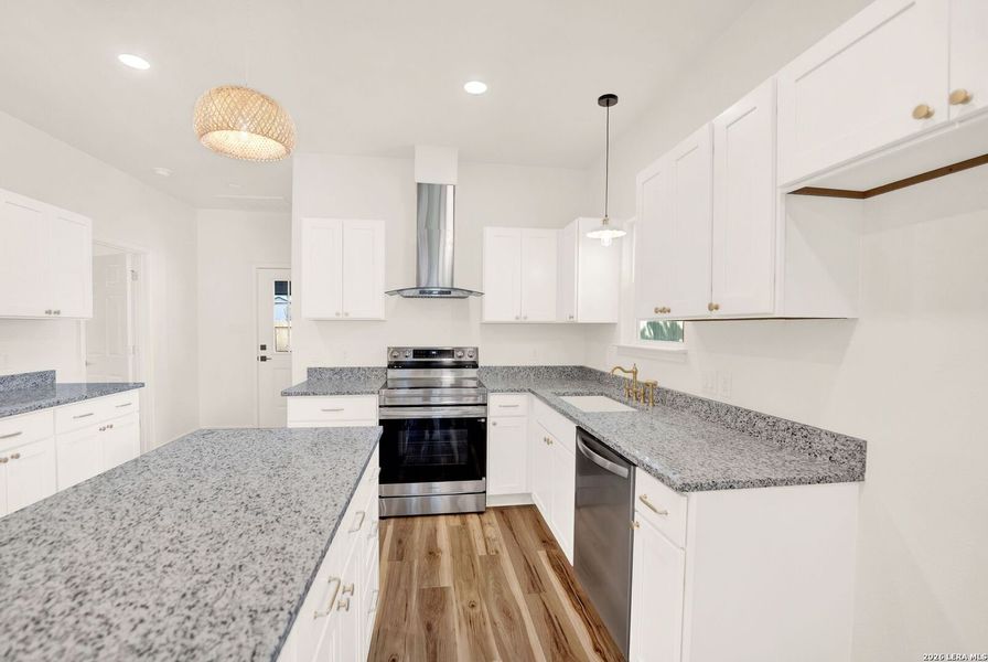 Furnished interior view inside a new home in , Hondo (Image 9).