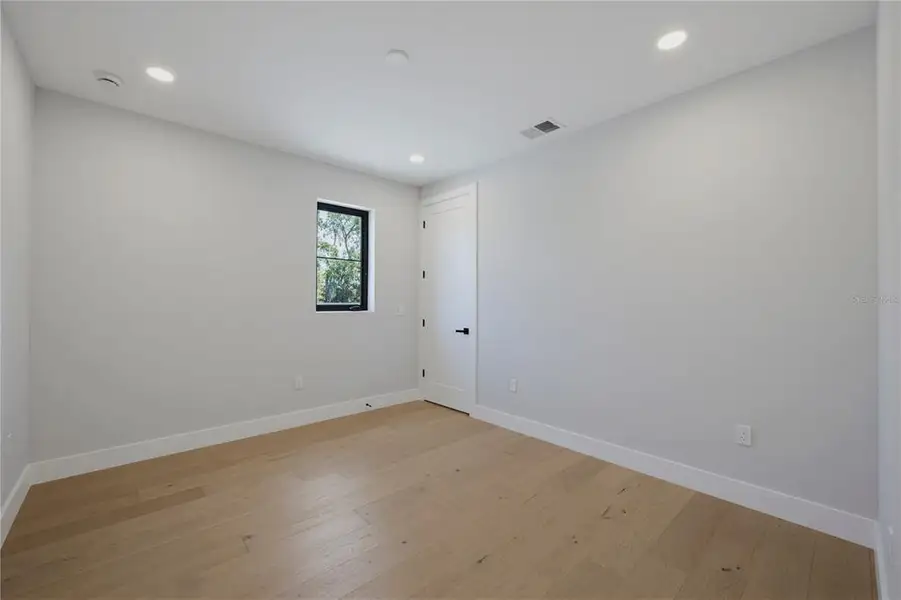Spacious, unfurnished interior of a new home in , Winter Park (Image 22).