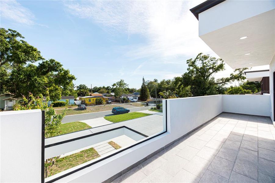 Exterior details and patio area of a home in , St. Petersburg (Image 30).