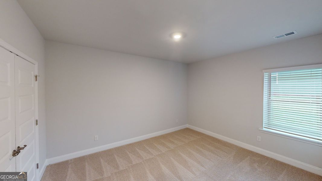 Spacious, unfurnished interior of a new home in Oakview Estates, Macon (Image 21).