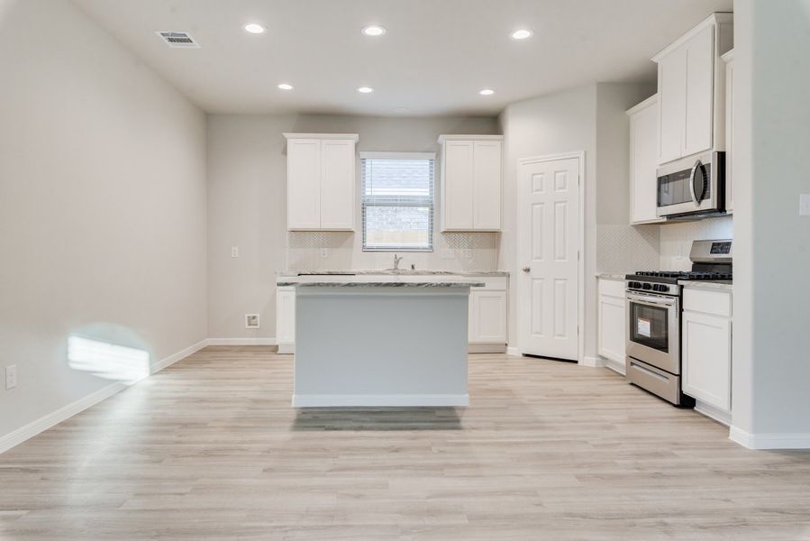 Representative furnished interior of a home built from the Floor Plan 1784 by Colina Homes in Tidwell Lakes, Houston (Image 10).