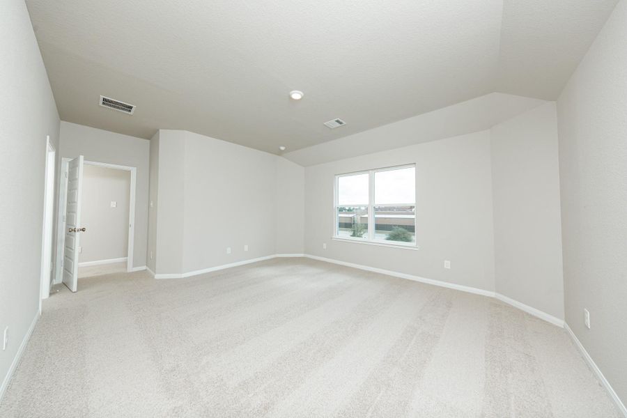 Spacious, unfurnished interior of a new home in Cliffstone Hills, Conroe (Image 17).
