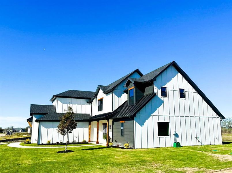 View of front of home featuring a front lawn