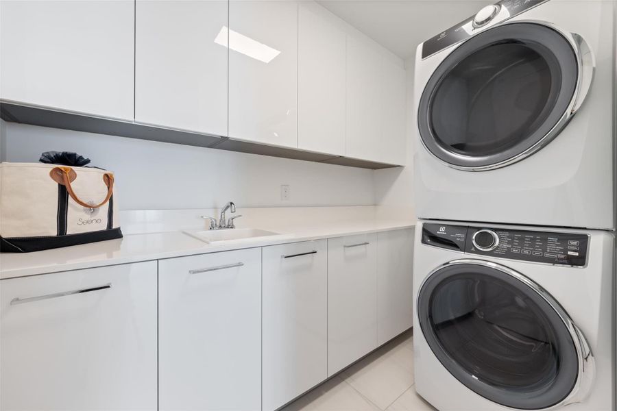 Laundry w/ sink and plenty of storage Laundry w/ sink and plenty of storage