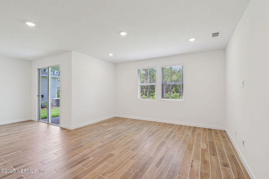 Spacious, unfurnished interior of a new home in Colbert Landings, Palm Coast (Image 19).