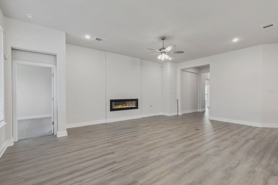 Spacious, unfurnished interior of a new home in Summer Crest, Fort Worth (Image 12).