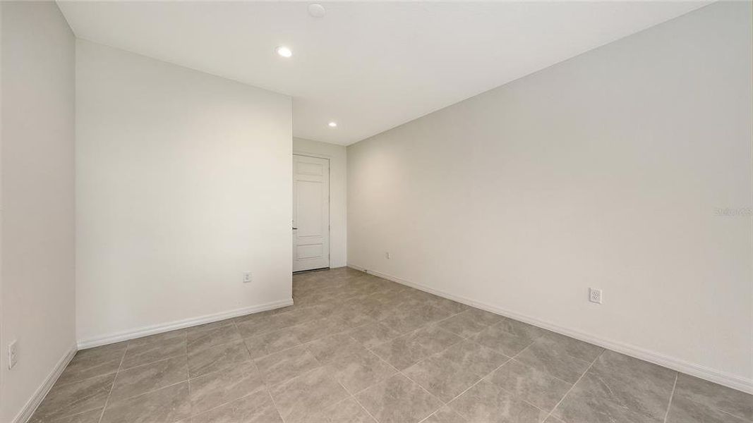 Spacious, unfurnished interior of a new home in Palm Grove, Bradenton (Image 28).