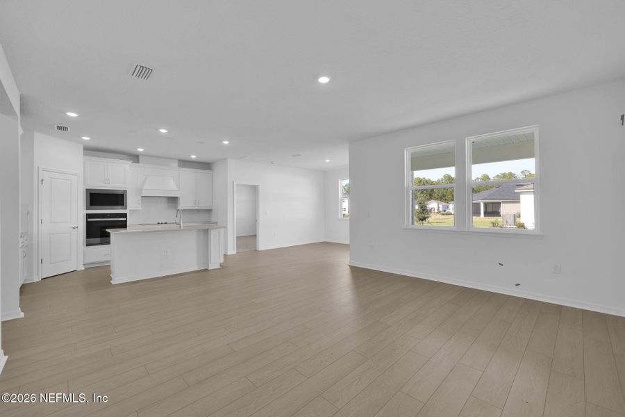 Spacious, unfurnished interior of a new home in Hyland Trail, Green Cove Springs (Image 14).