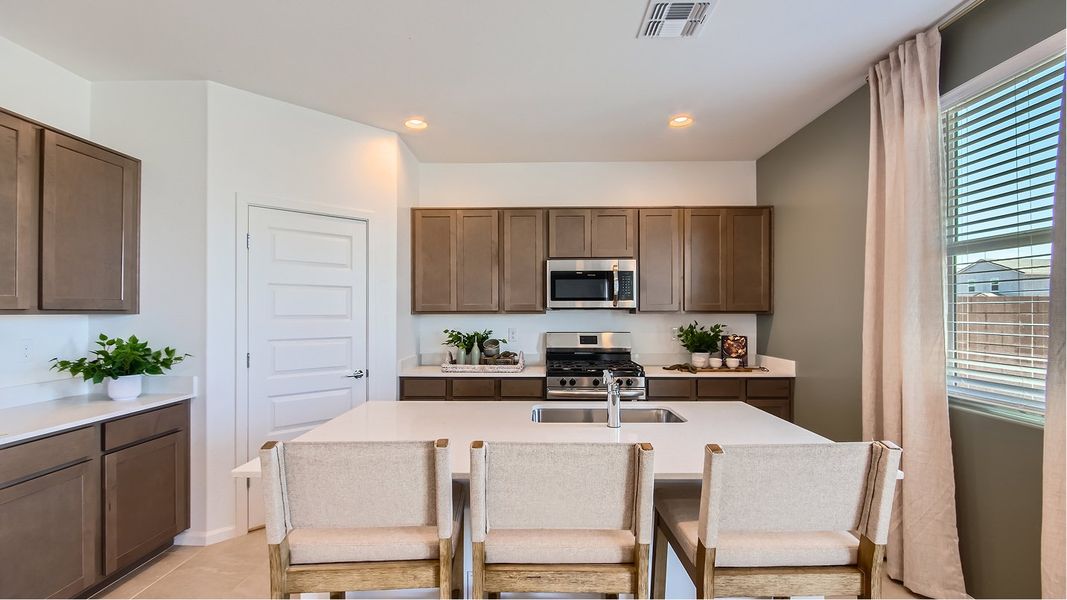 4049 Avery Kitchen 2of3 F1 Base2