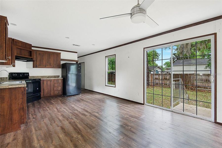 Spacious, unfurnished interior of a new home in , Astor (Image 21).