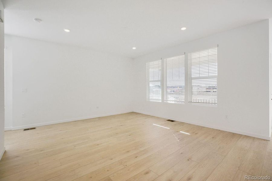 Spacious, unfurnished interior of a new home in Parterre, Thornton (Image 10).