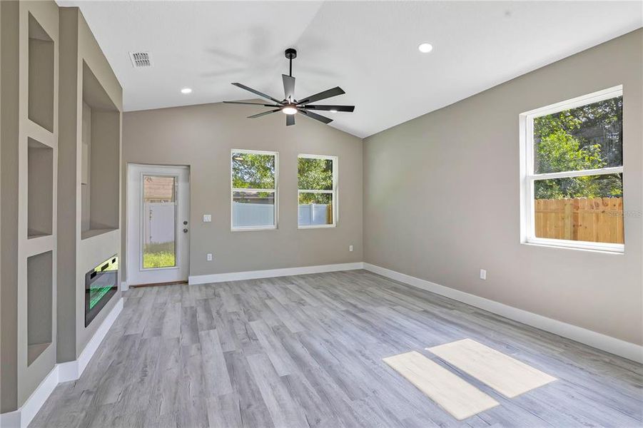 Spacious, unfurnished interior of a new home in , Winter Garden (Image 20).