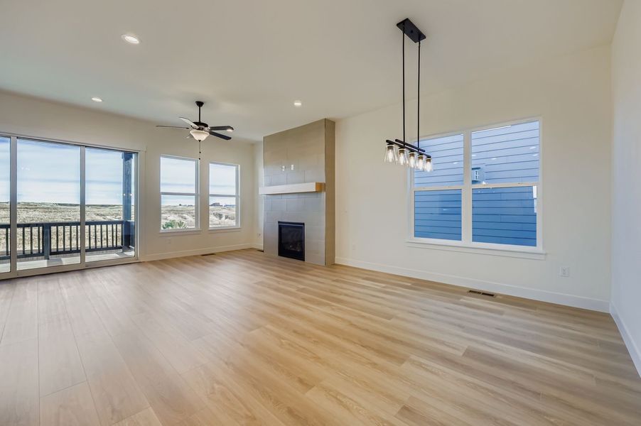 8451 Dines - Dining Area