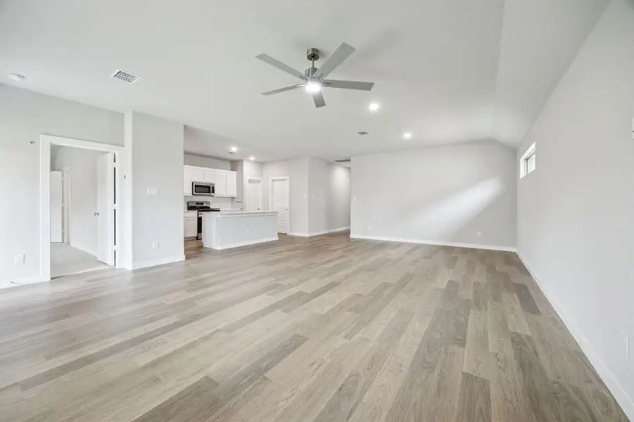 Spacious, unfurnished interior of a new home in Southridge, McKinney (Image 17).