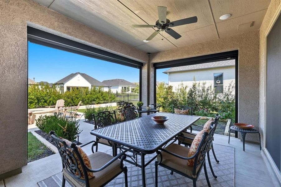 Sunroom / solarium featuring a textured wall