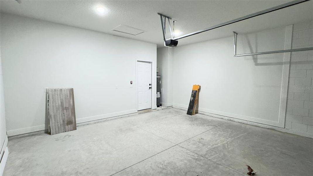 Spacious, unfurnished interior of a new home in , Citrus Springs (Image 7).