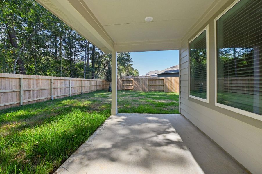 Exterior details and patio area of a home in Montgomery Oaks - Premier, Conroe (Image 20).