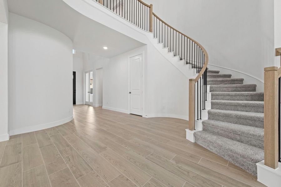 Spacious, unfurnished interior of a new home in Candela, Richmond (Image 16).