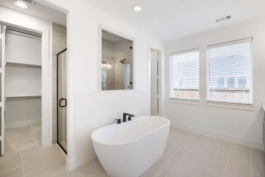 4302 Blackberry - Primary Bathroom