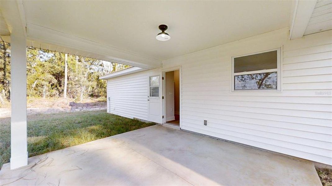 Exterior details and patio area of a home in , Dunnellon (Image 17).