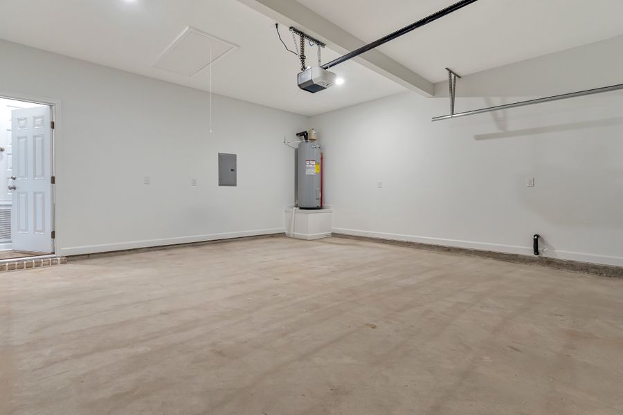 Spacious, unfurnished interior of a new home in Oak Hollow, Crestview (Image 27).