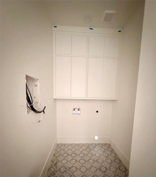 Spacious, unfurnished interior of a new home in , Galveston (Image 8).