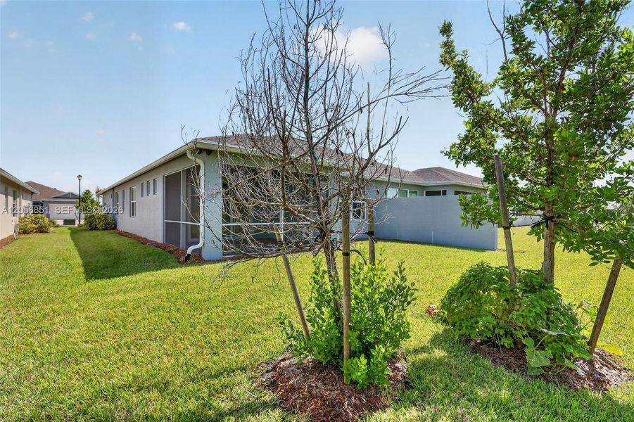 Exterior details and patio area of a home in , Port St. Lucie (Image 4).