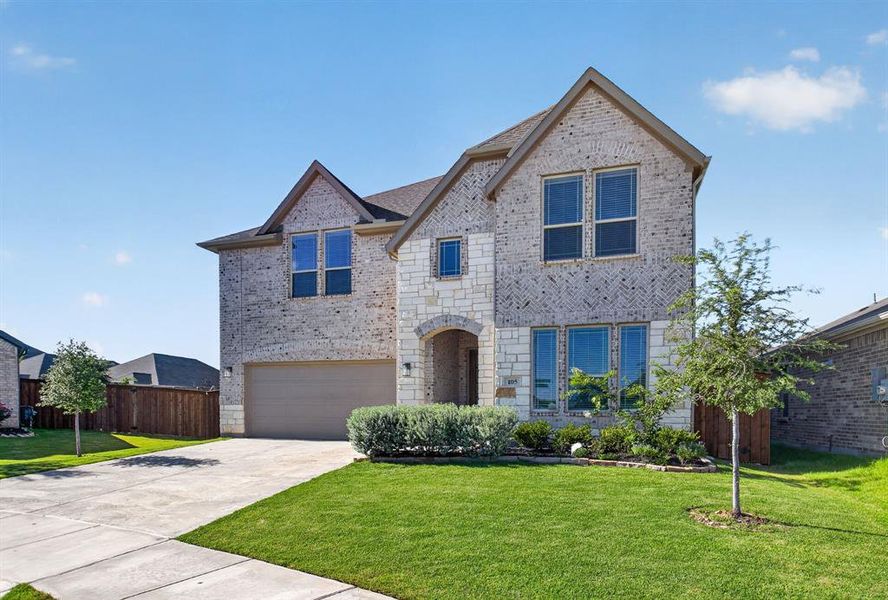 Beautifully maintained yard and knock-out curb appeal on a half cul-de-sac turn. Beautifully maintained yard and knock-out curb appeal on a half cul-de-sac turn.